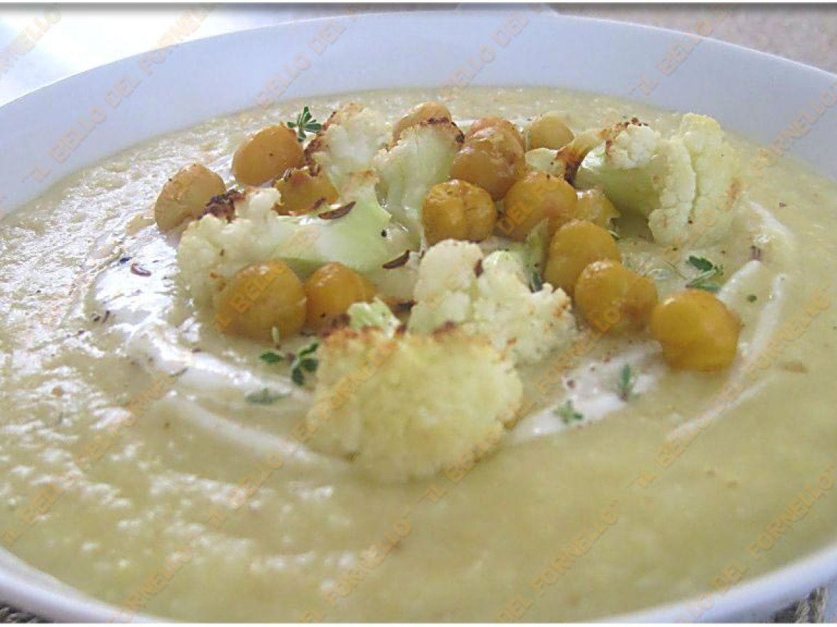Vellutata di cavolfiore con ceci e yogurt