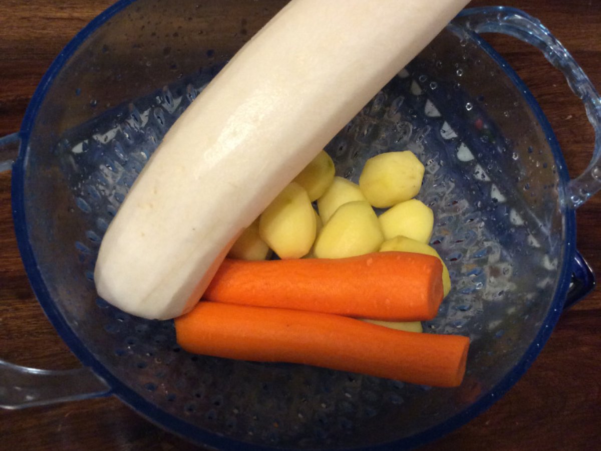 Vellutata di daikon, carote, patate e zucca con crostini croccanti e scaglie di grana - foto 2