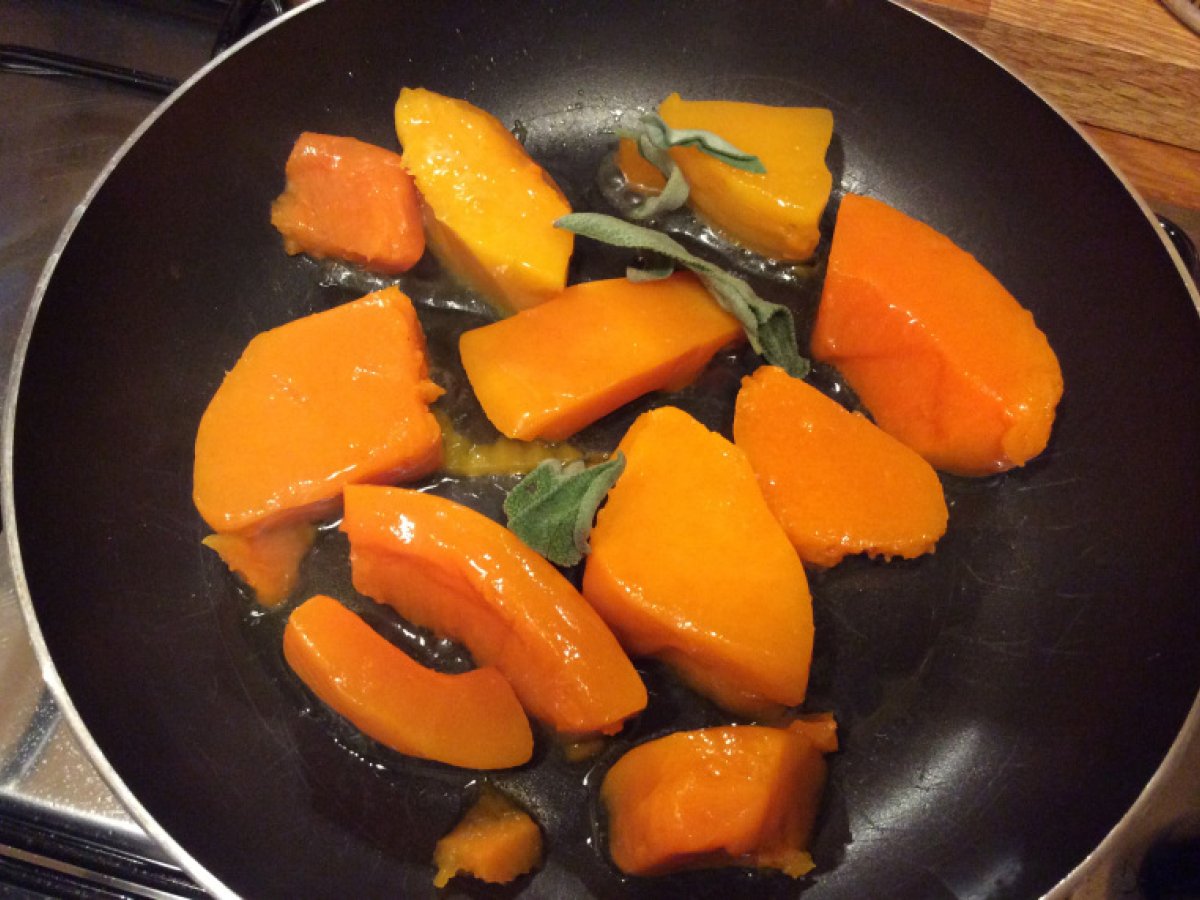 Vellutata di daikon, carote, patate e zucca con crostini croccanti e scaglie di grana - foto 5