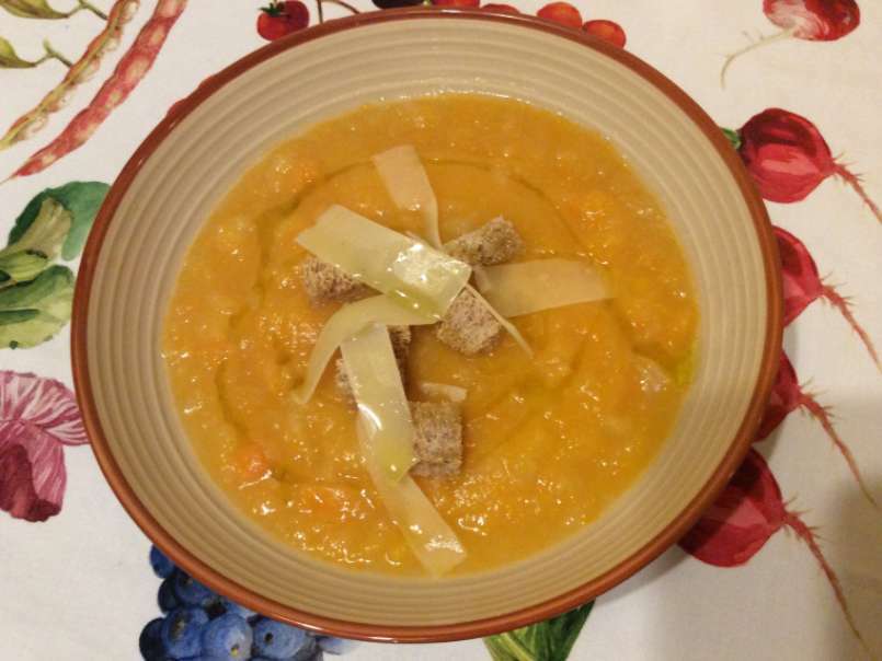 Vellutata di daikon, carote, patate e zucca con crostini croccanti e scaglie di grana - foto 7