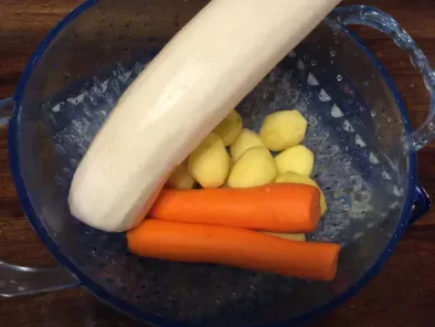 Vellutata di daikon, carote, patate e zucca con crostini croccanti e scaglie di grana - foto 2