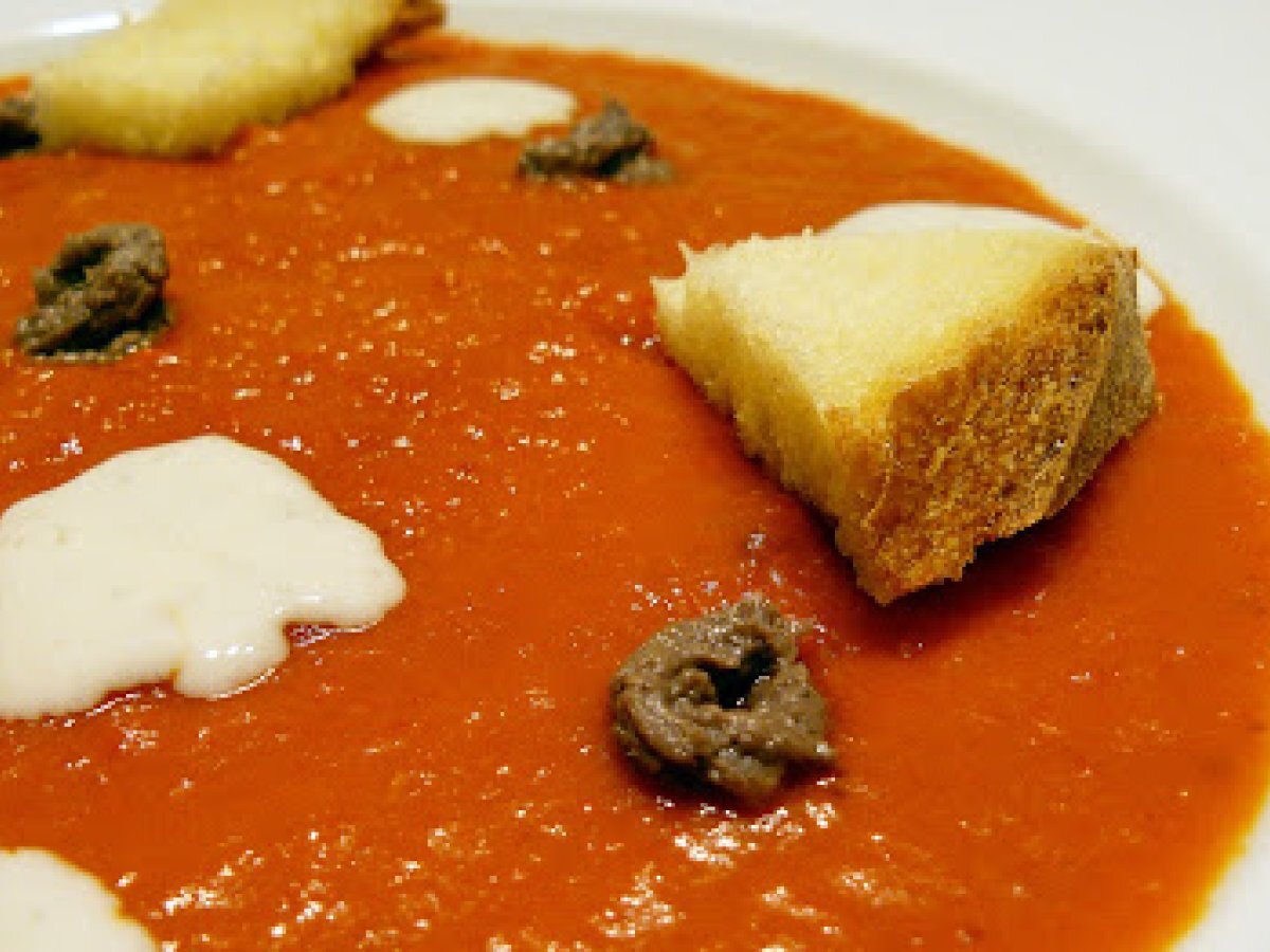 Vellutata di peperoni grigliati, acciughe, fonduta di gorgonzola e pane tostato