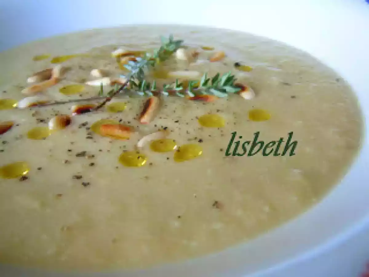 Vellutata di porri con pinoli profumata al timo