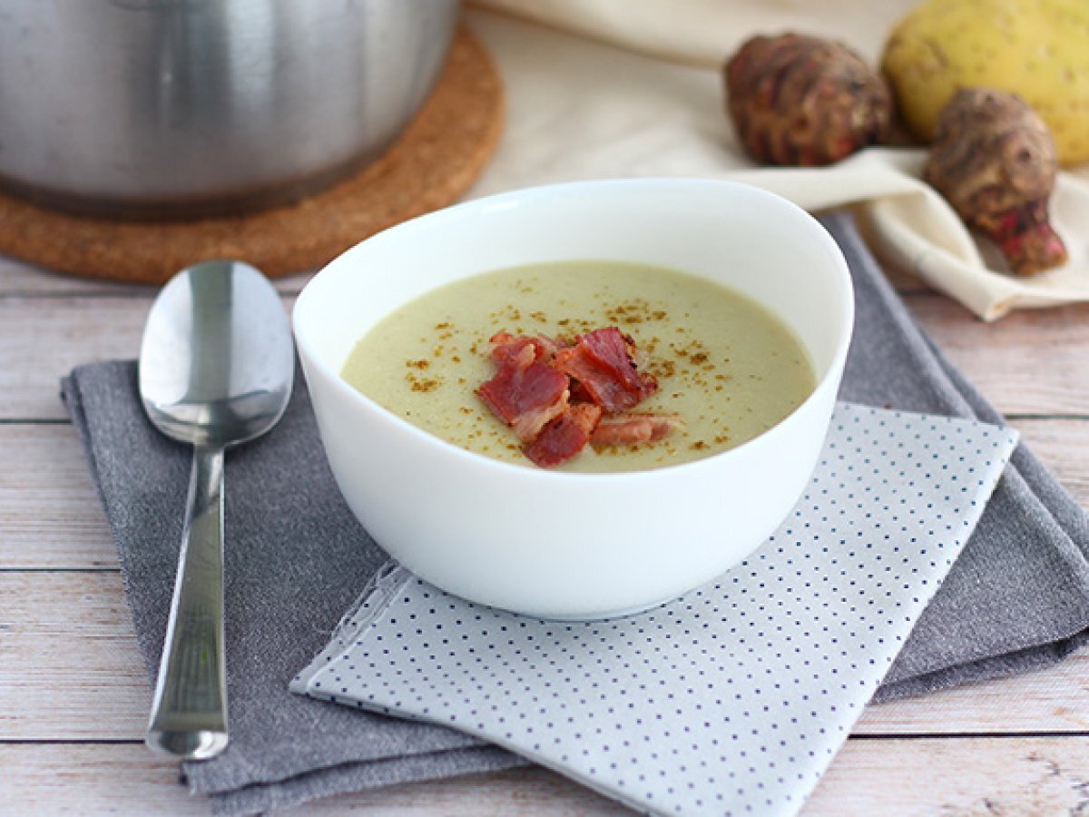 Vellutata di topinambur e patate con pancetta croccante