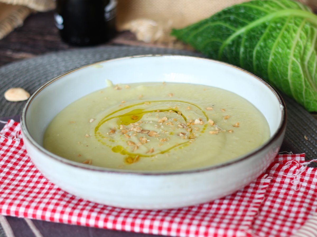 Vellutata di verza, una gustosa ricetta vegetariana per l'inverno