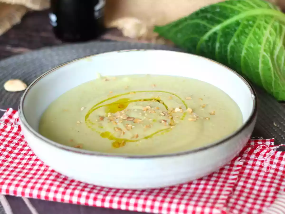 Vellutata di verza, una gustosa ricetta vegetariana per l'inverno