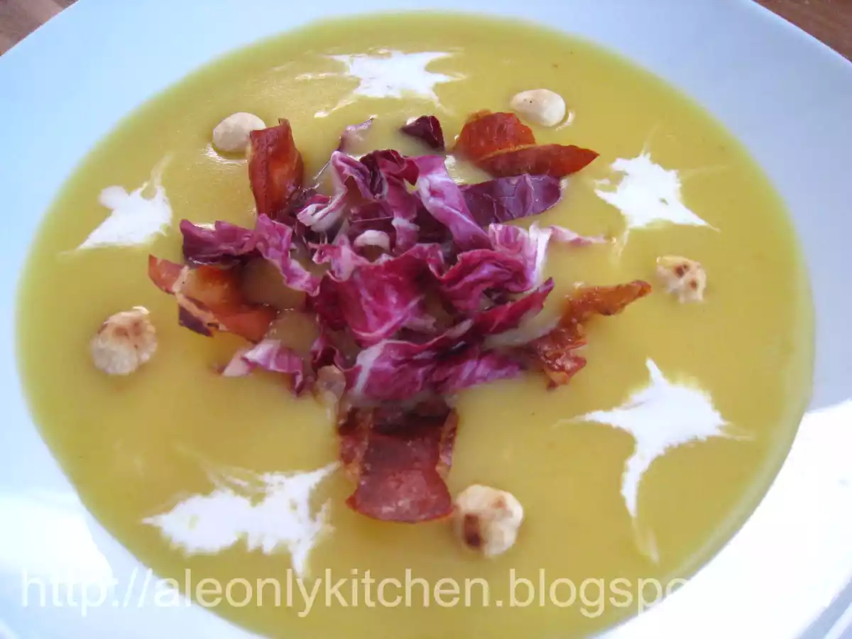 Vellutata di zucca con radicchio, nocciole e speck