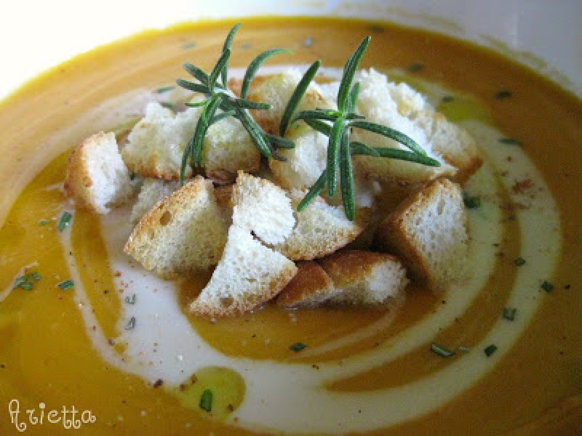 Vellutata di zucca e patate con cremino al parmigiano, rosmarino e crostini di pane - foto 2