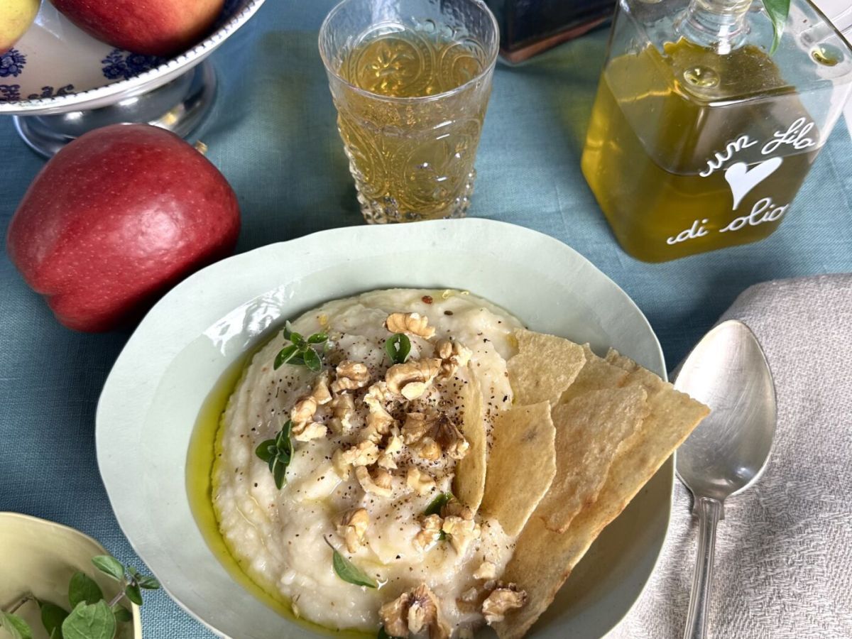 Vellutata vegana di porri, sedano rapa e mela: leggera, cremosa e ricca di gusto