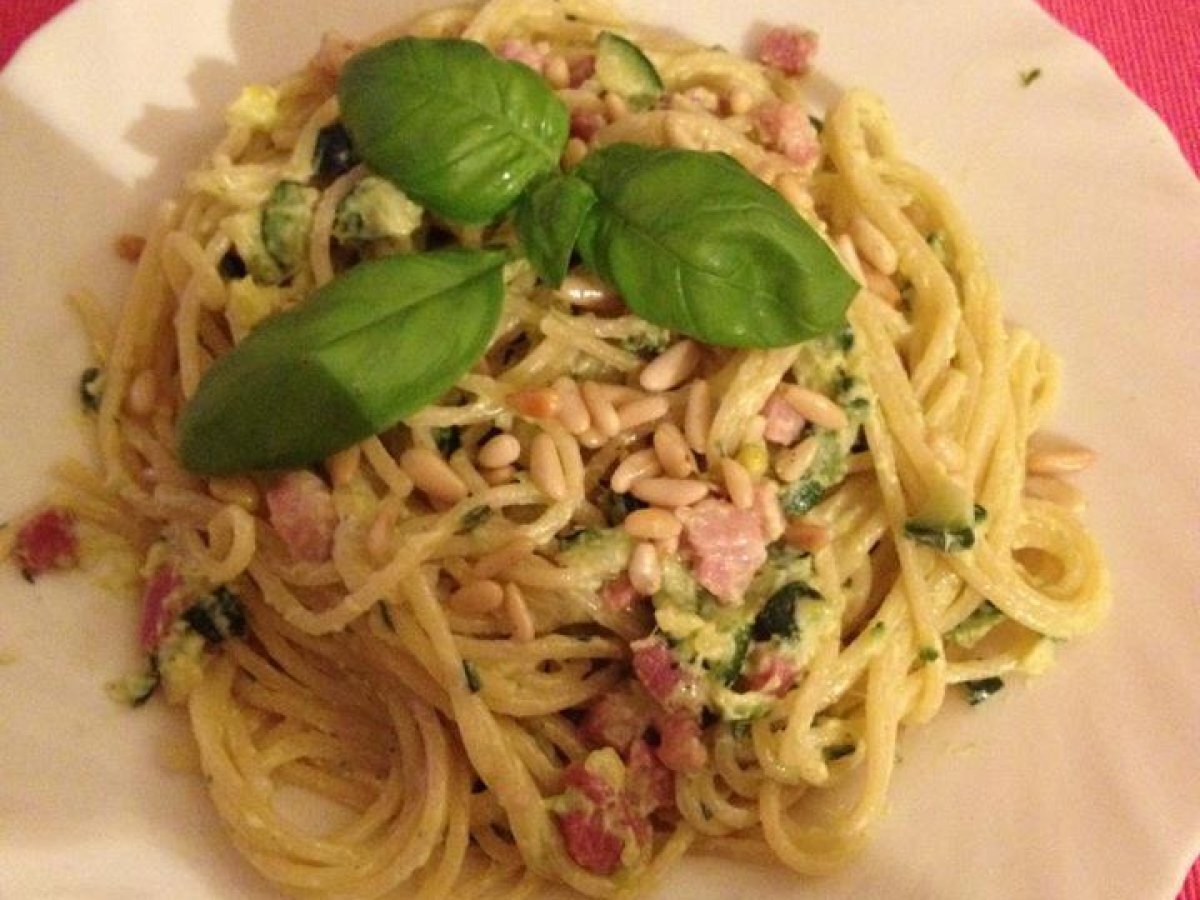 Vermicelli alla crema di zucchine, pancetta e pinoli