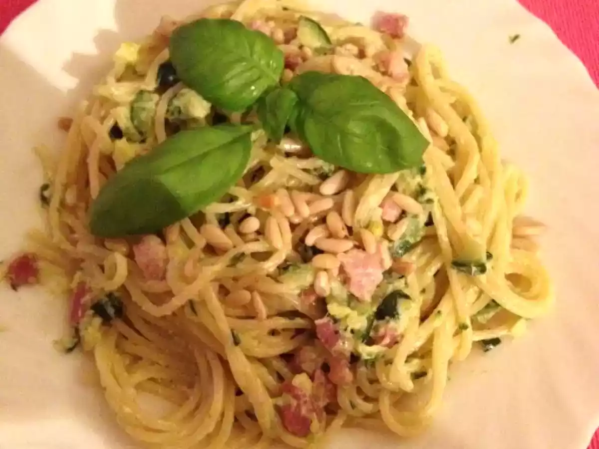Vermicelli alla crema di zucchine, pancetta e pinoli