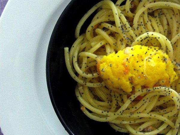 VERMICELLI CON QUENELLE DI ZAFFERANO, BURRATA E SALMONE PROFUMATI AI SEMI DI PAPAVERO