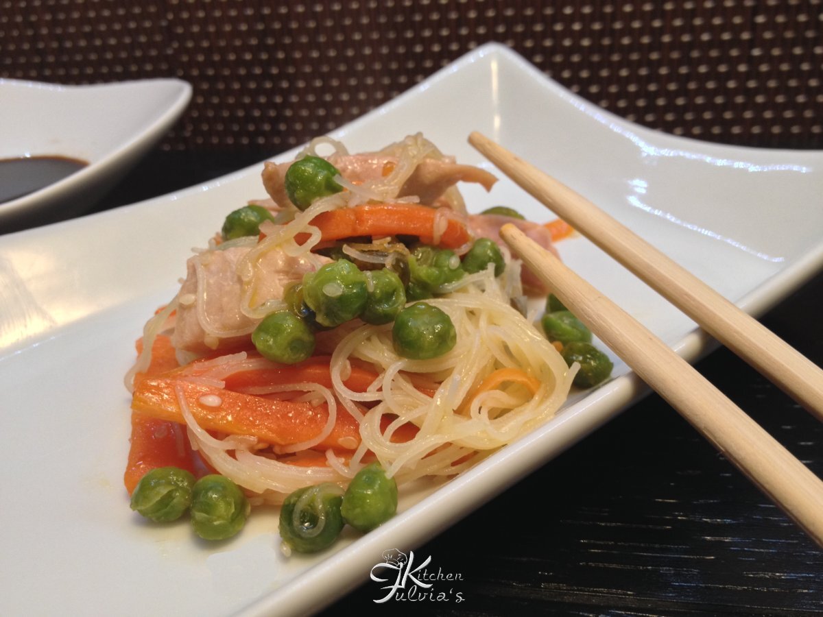 Vermicelli di riso con tonno, piselli e carote
