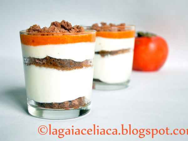 Verrine di chantilly con Pan di Spagna al cioccolato e spiaccichìs di cachi