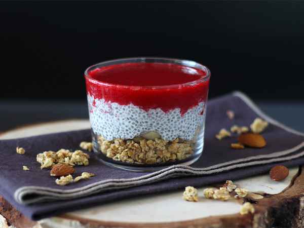 Verrine di pudding di chia al latte di cocco, lamponi e granola