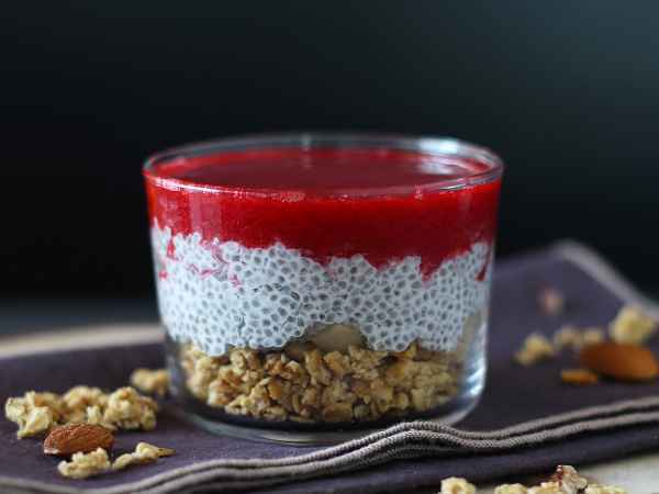 Verrine di pudding di chia al latte di cocco, lamponi e granola, foto 2