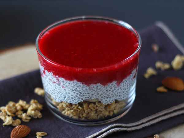 Verrine di pudding di chia al latte di cocco, lamponi e granola, foto 3