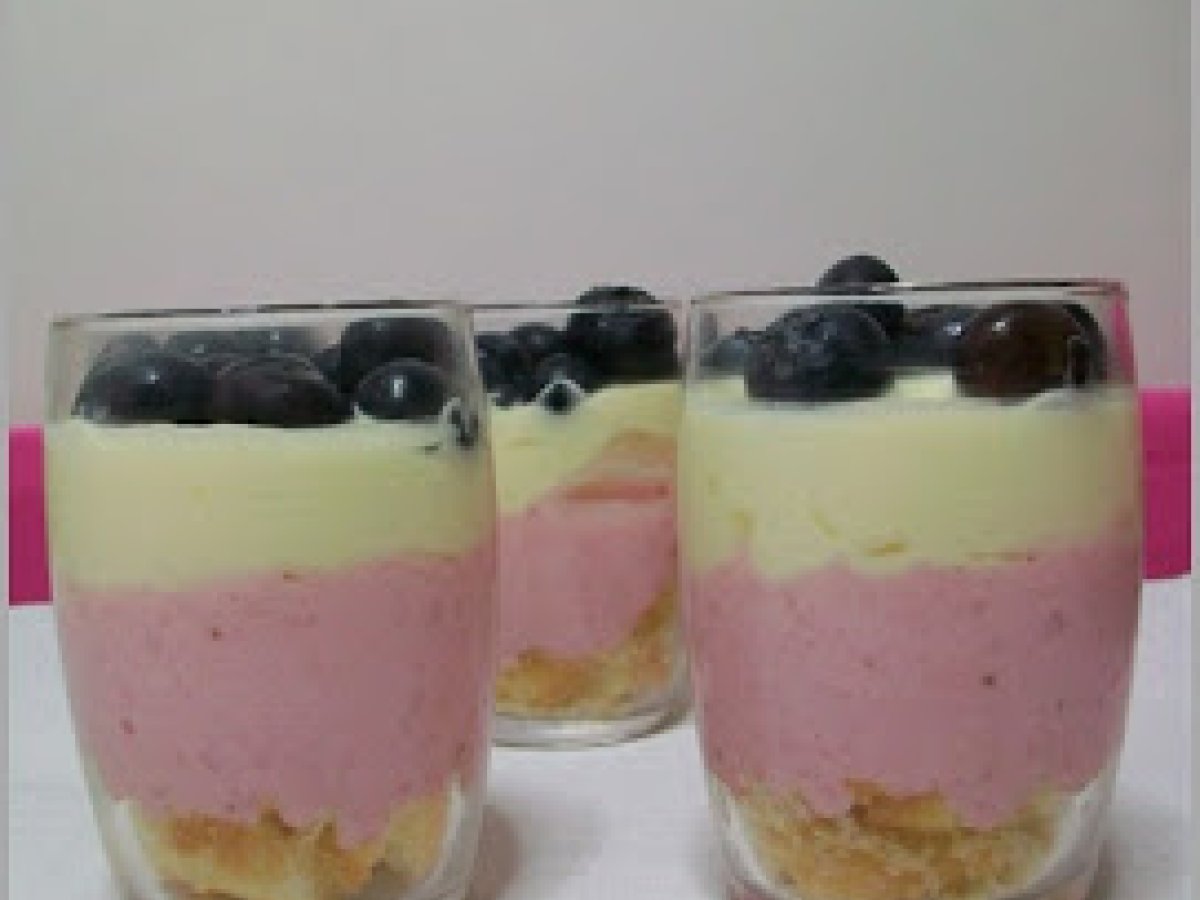 VERRINES DI MOUSSE DI FRAGOLE E CREMA DI MASCARPONE