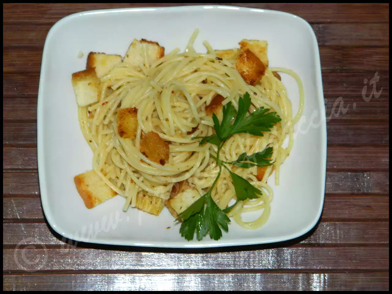 Video ricetta spaghetti aglio olio e peperoncino
