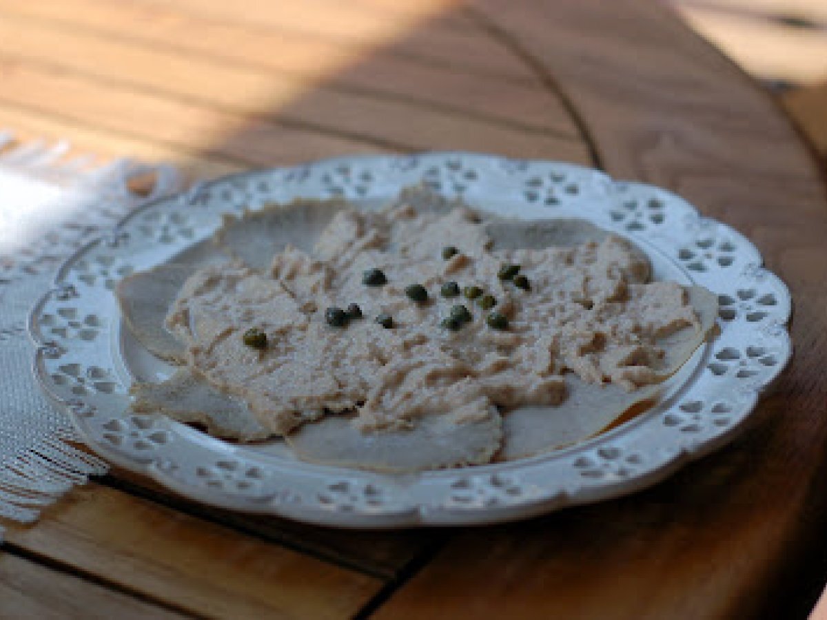 Vitel tonnè allo yogurt con contorno di patate viola