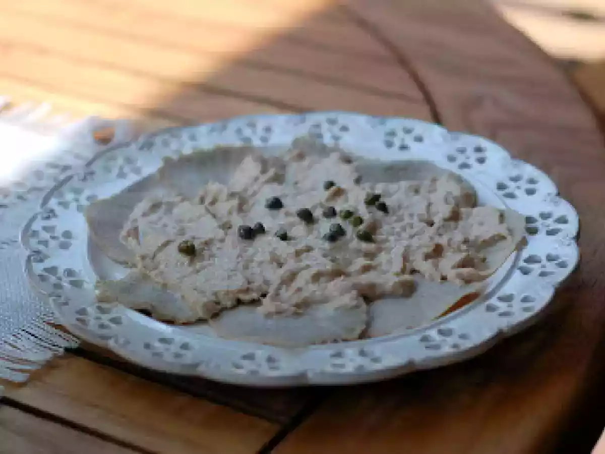 Vitel tonnè allo yogurt con contorno di patate viola
