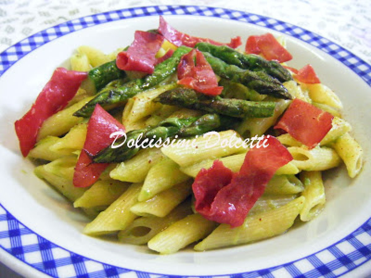 Vittoria e Penne con asparagi e bresaola croccante