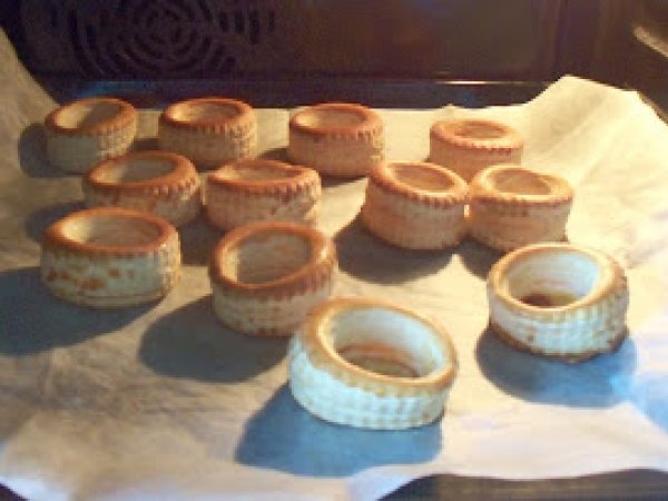 Vol-au vent con crema di asparagi e salsiccia al finocchietto