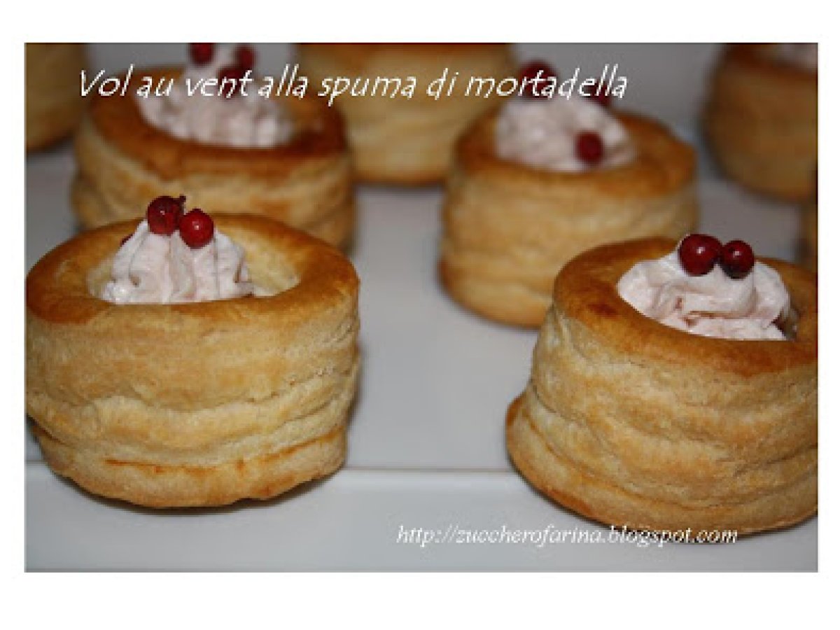 Vol au vent con spuma di mortadella e pepe rosa