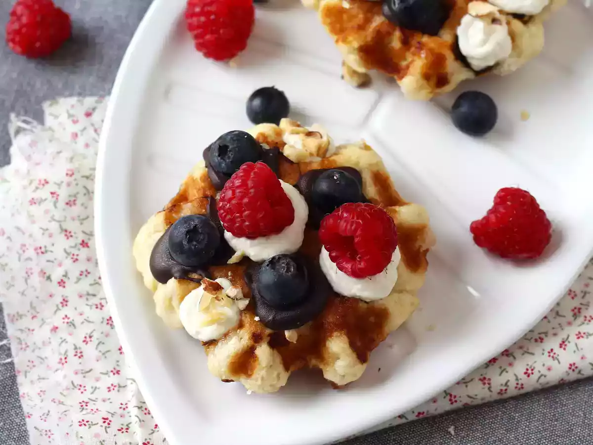 Waffle con frutta, cioccolato e crema al mascarpone - foto 2