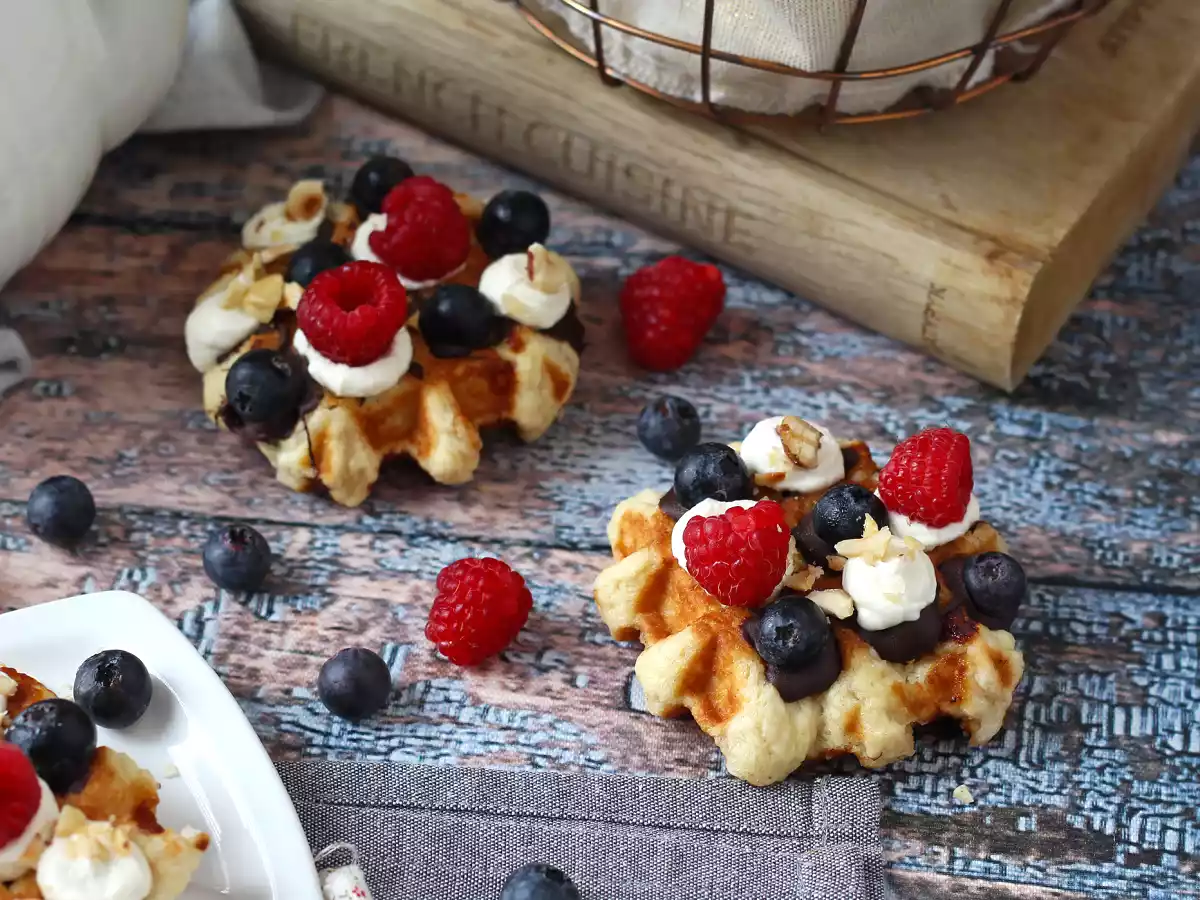 Waffle con frutta, cioccolato e crema al mascarpone - foto 6