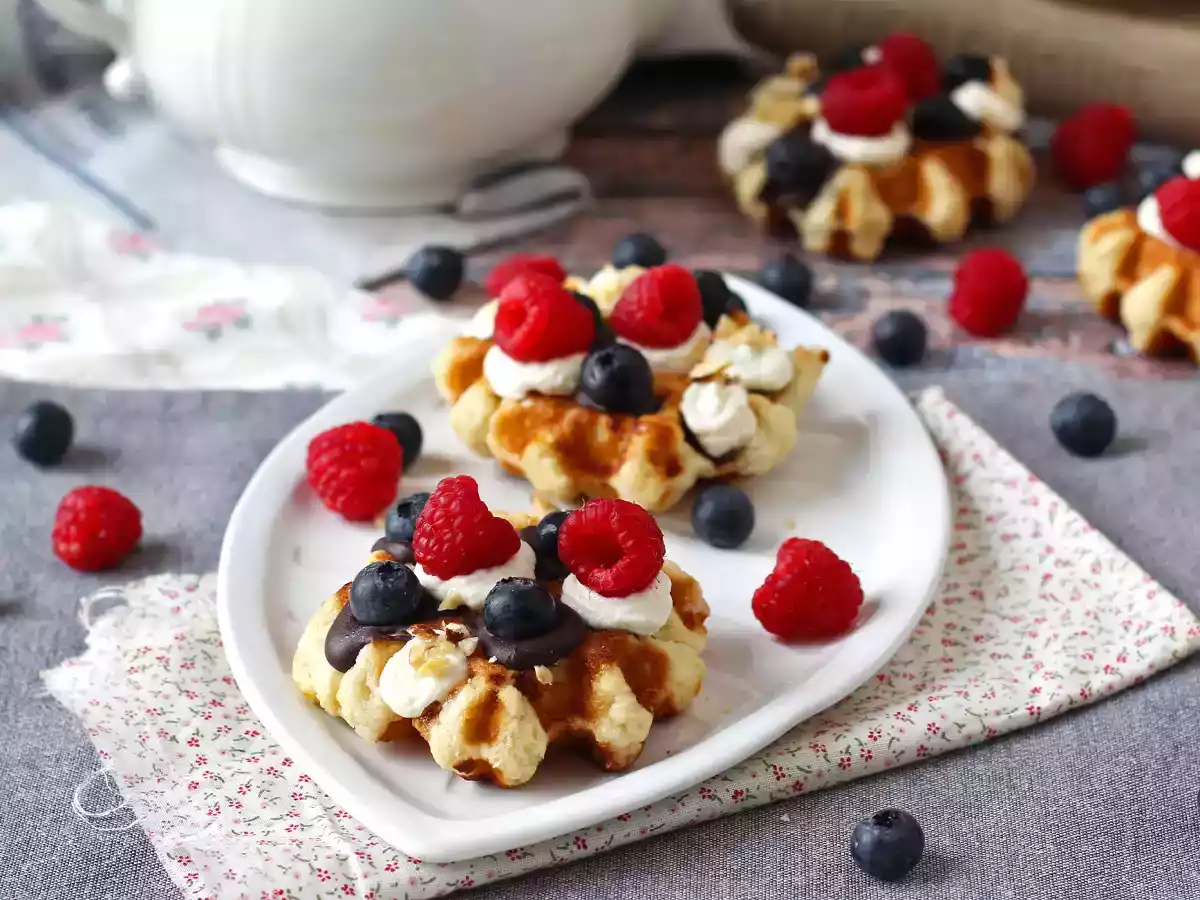 Waffle con frutta, cioccolato e crema al mascarpone - foto 7