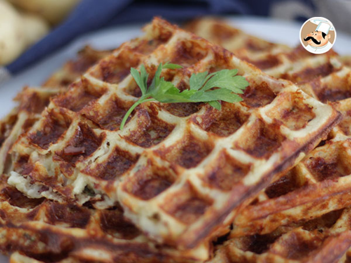 Waffle di patate con bacon e formaggio