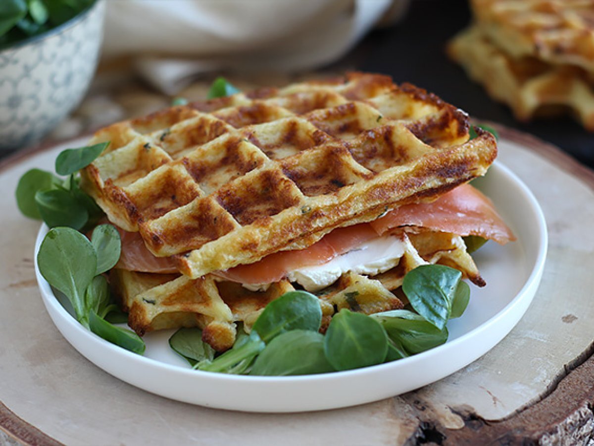 Waffle salati ripieni con salmone affumicato e formaggio fresco