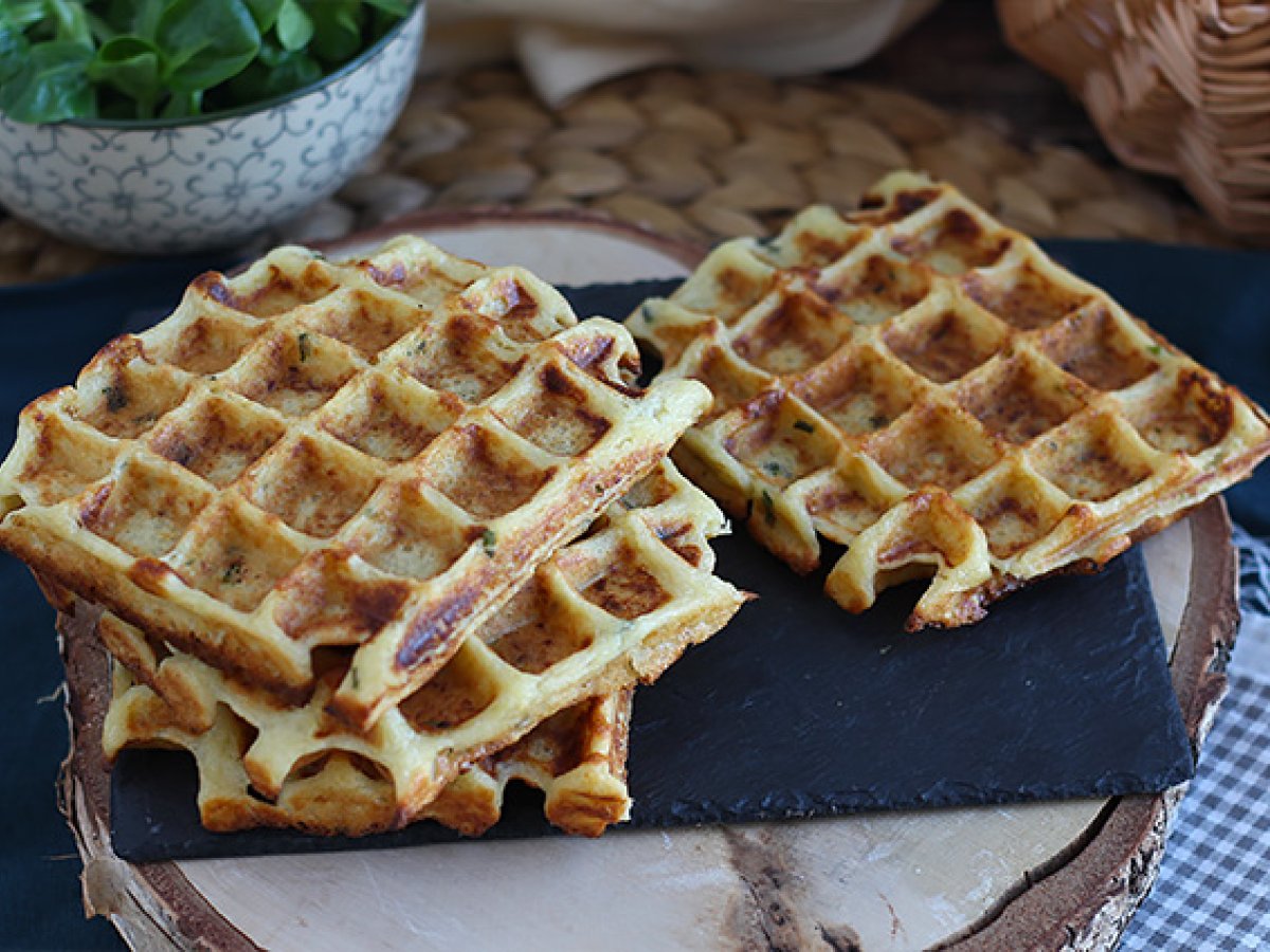 Waffle salati ripieni con salmone affumicato e formaggio fresco - foto 2