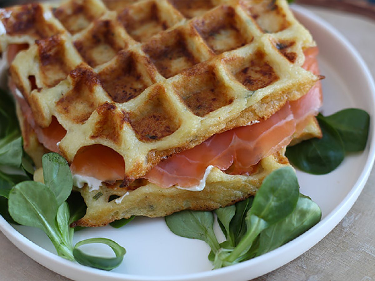 Waffle salati ripieni con salmone affumicato e formaggio fresco - foto 3