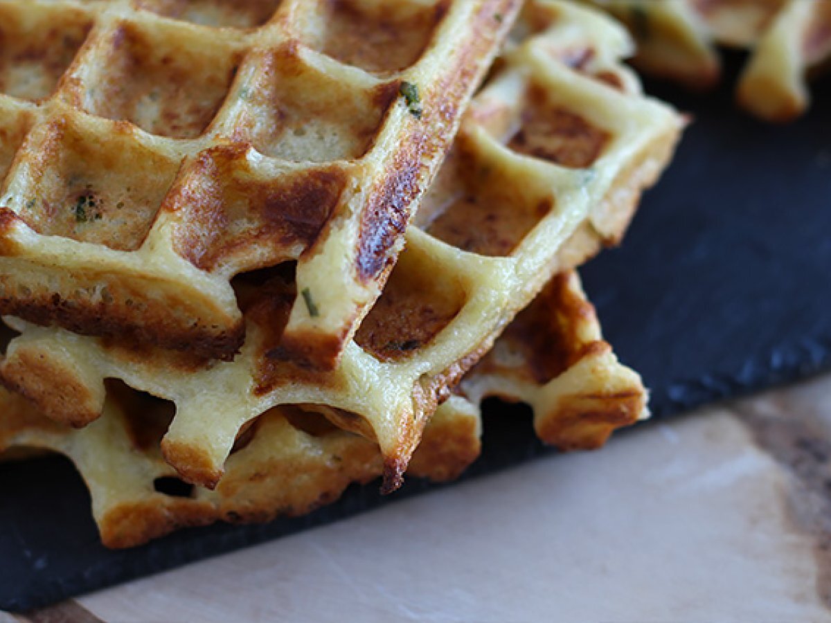 Waffle salati ripieni con salmone affumicato e formaggio fresco - foto 4