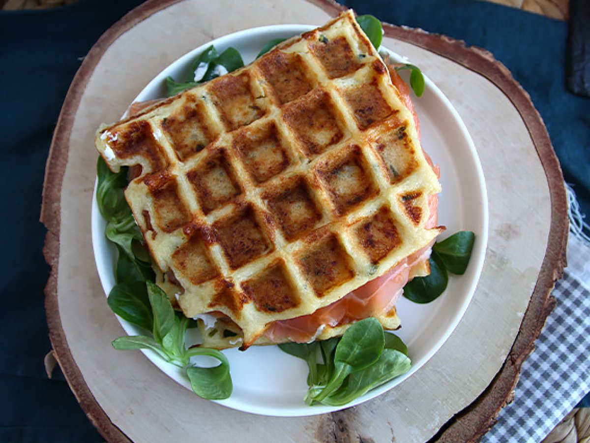 Waffle salati ripieni con salmone affumicato e formaggio fresco - foto 5