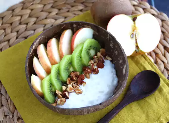 Yogurt al cocco, mela, kiwi e nocciole - merenda sana ed equilibrata