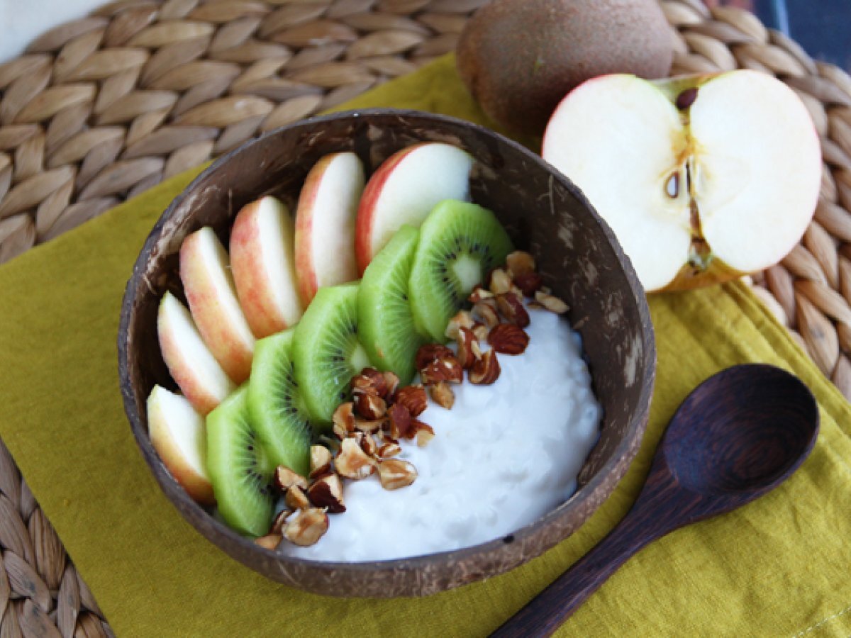 Yogurt al cocco, mela, kiwi e nocciole - Merenda sana ed equilibrata