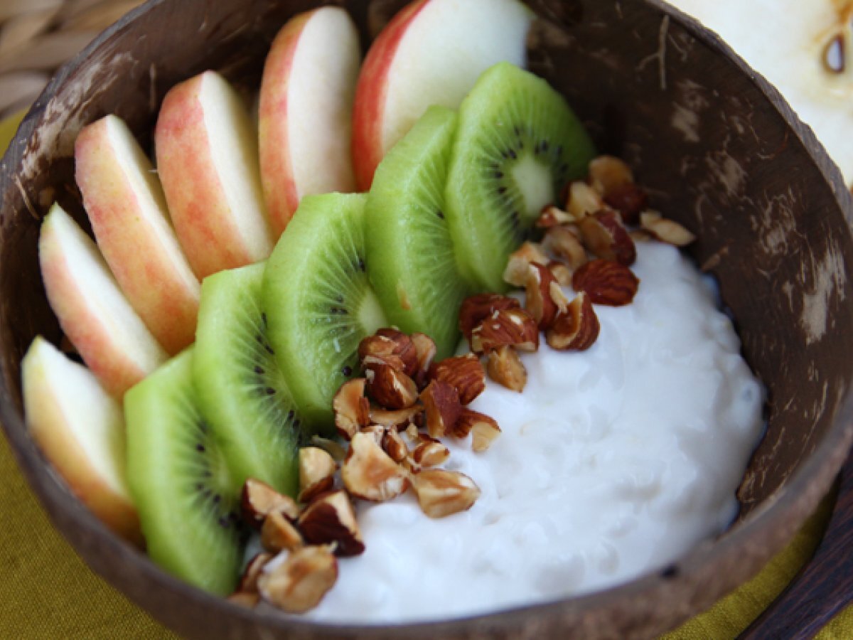 Yogurt al cocco, mela, kiwi e nocciole - Merenda sana ed equilibrata - foto 2