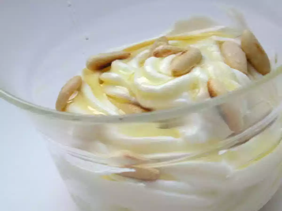 Yogurt greco con miele e pinoli tostati