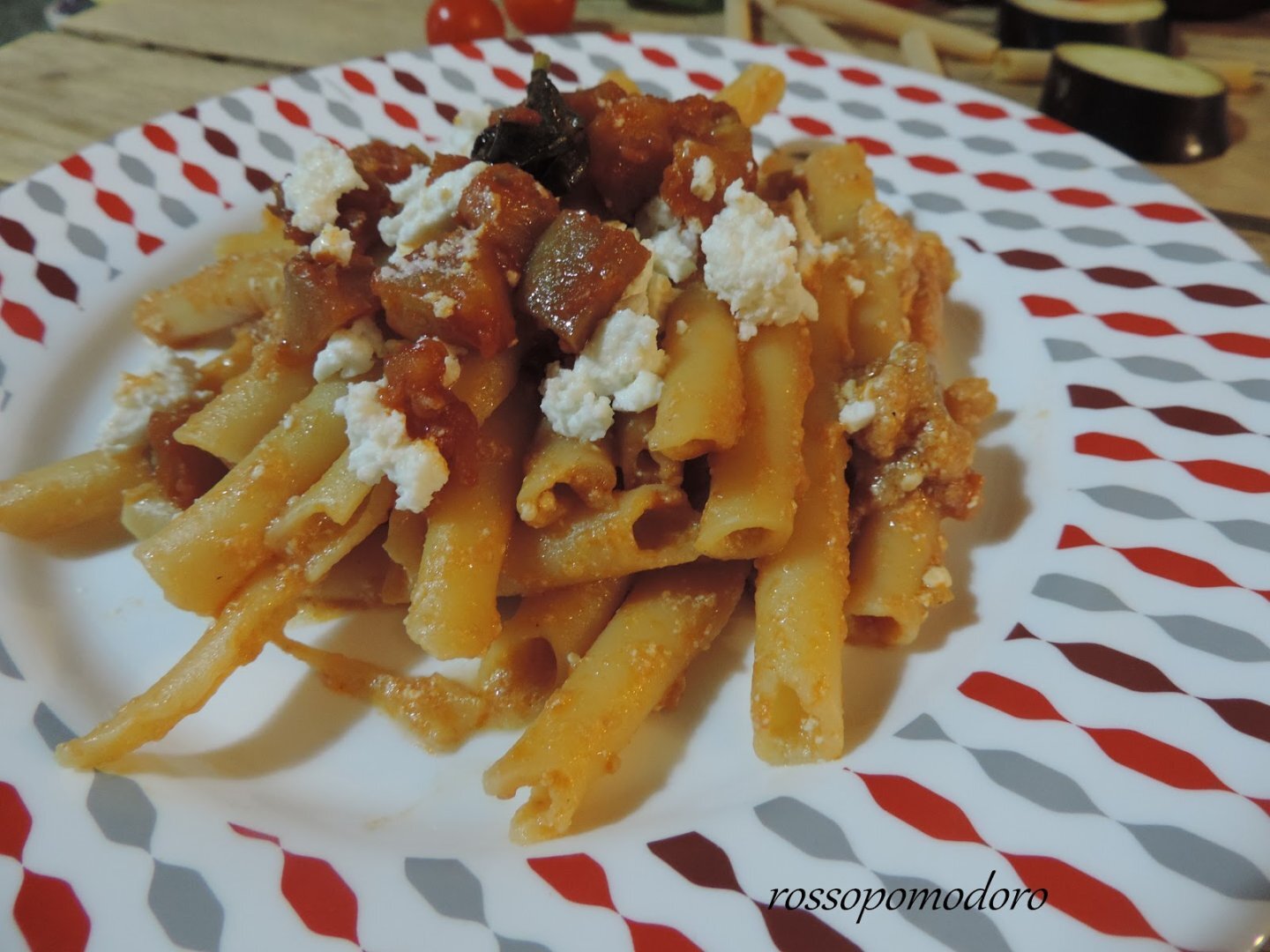 Ricetta ziti al sugo con melanzane e ricotta fresca