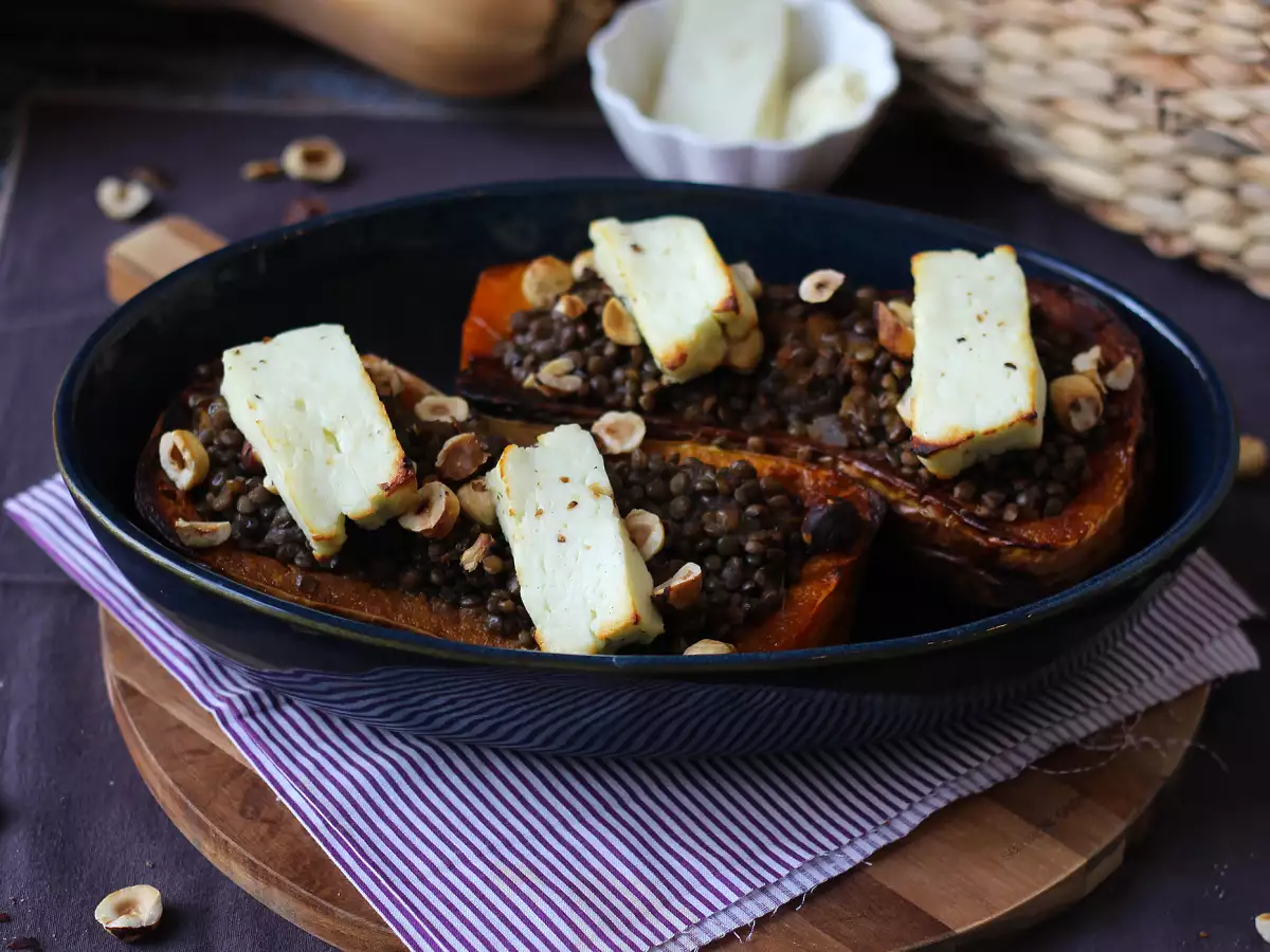 Zucca butternut ripiena di lenticchie e halloumi: ricetta vegetariana ricca di sapore