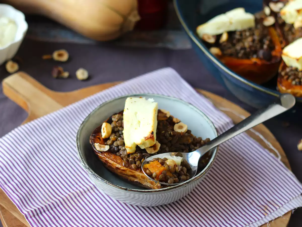Zucca butternut ripiena di lenticchie e halloumi: ricetta vegetariana ricca di sapore - foto 4