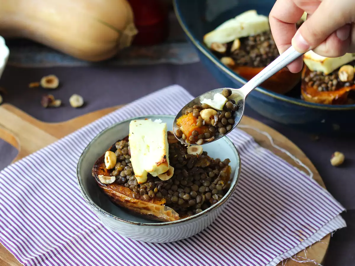 Zucca butternut ripiena di lenticchie e halloumi: ricetta vegetariana ricca di sapore - foto 5