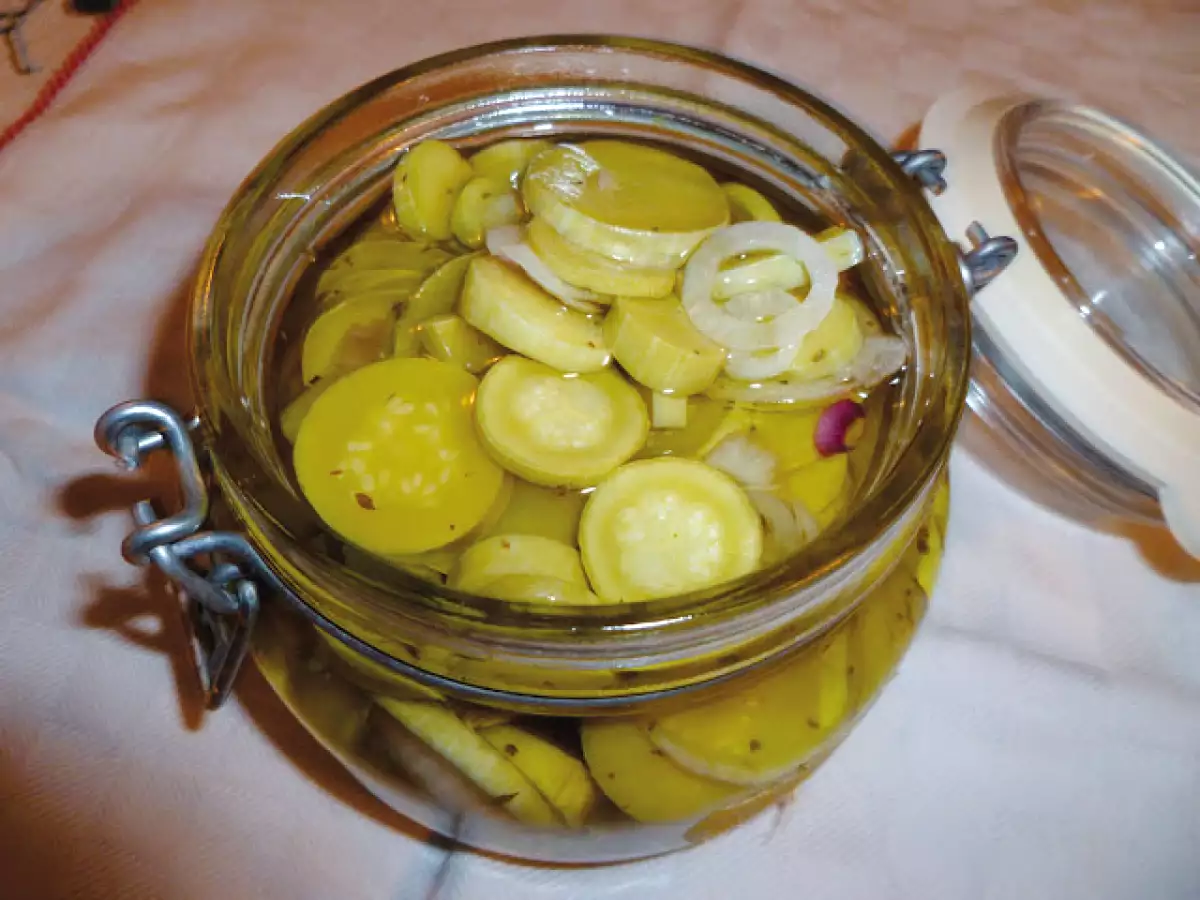 Zucchine e cipolle di Tropea sott’olio: la conserva estiva dal gusto irresistibile
