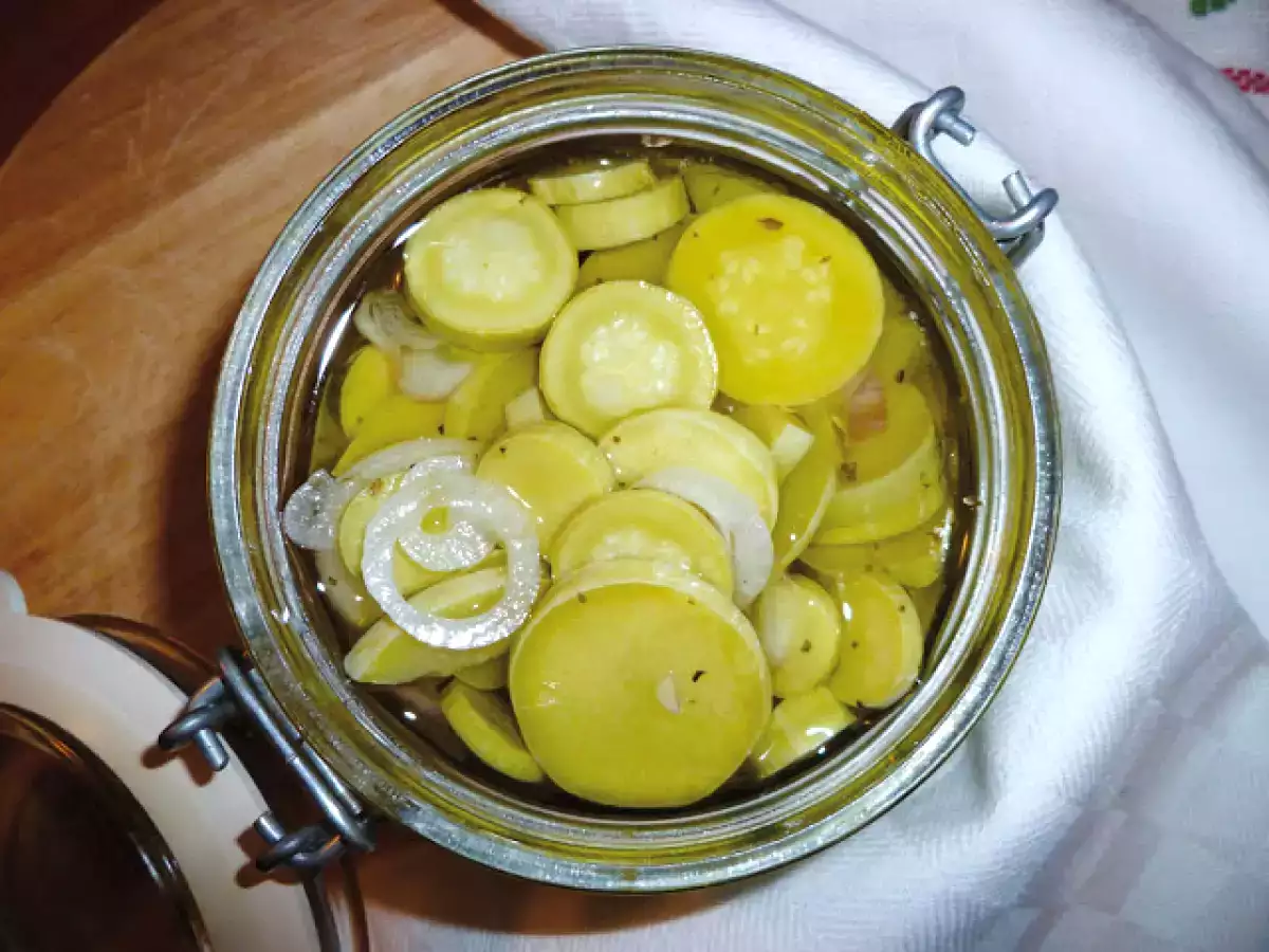 Zucchine e cipolle di Tropea sott’olio: la conserva estiva dal gusto irresistibile - foto 2