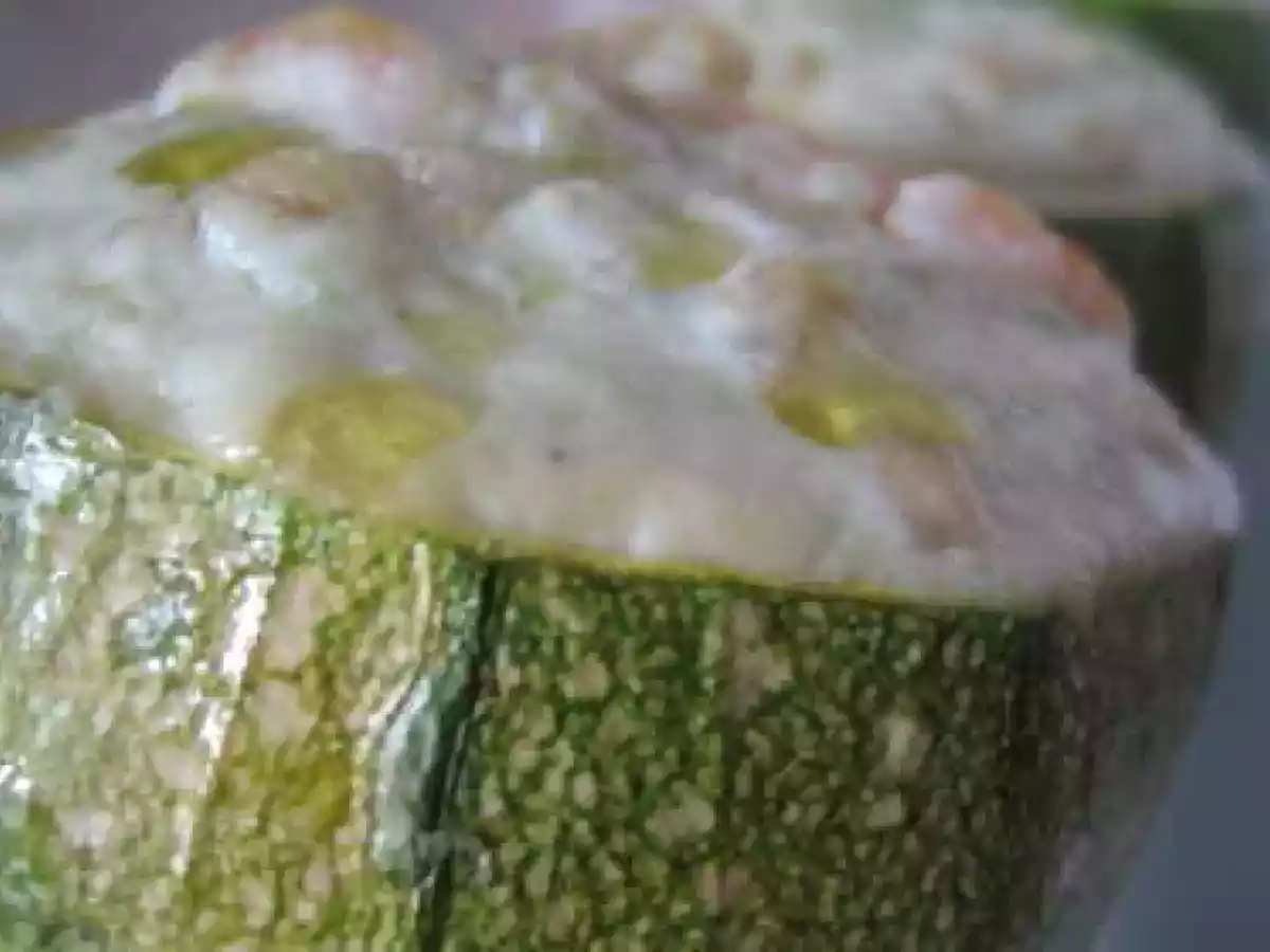 Zucchine tonde ripiene d'insalata calda di orzo e gamberi