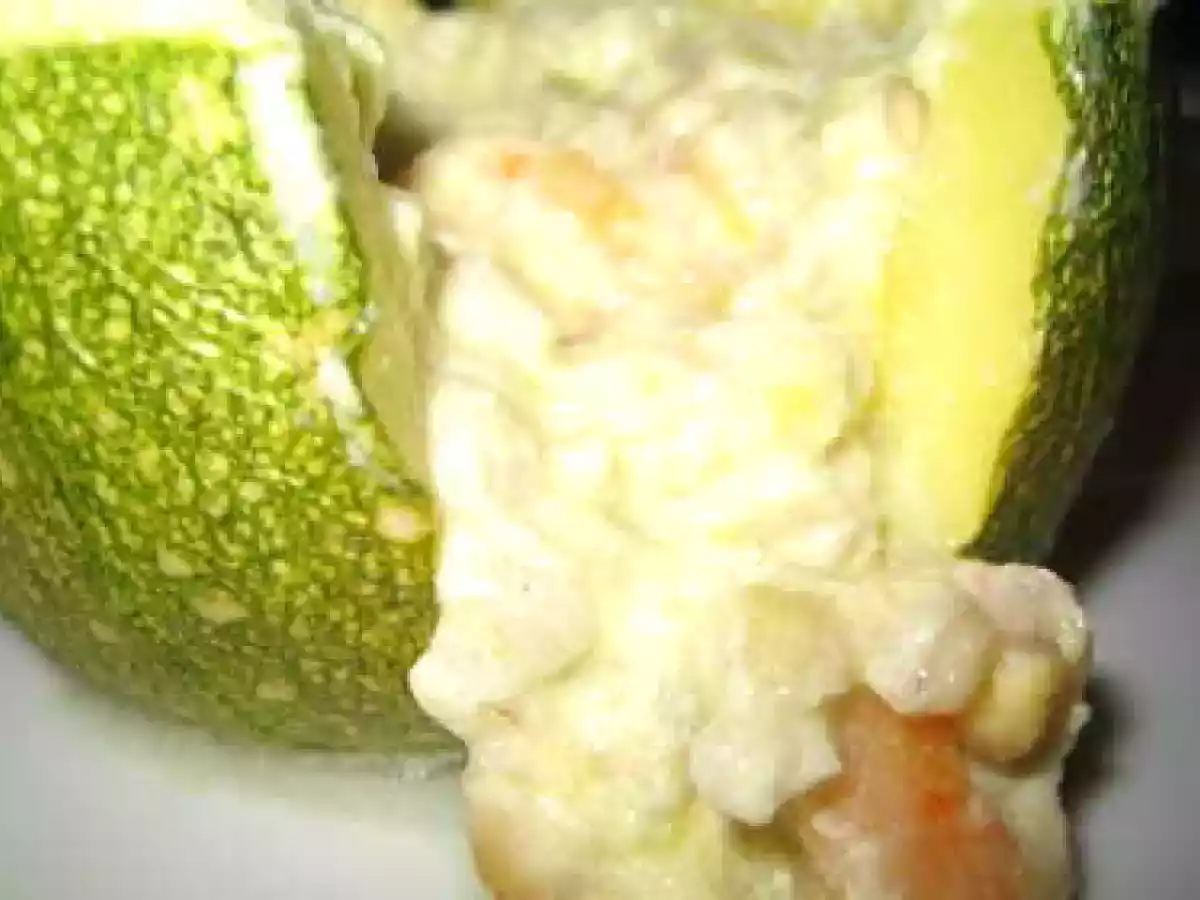 Zucchine tonde ripiene d'insalata calda di orzo e gamberi - foto 2