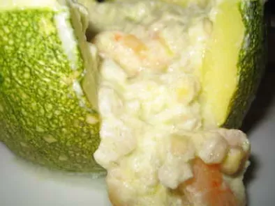 Zucchine tonde ripiene d'insalata calda di orzo e gamberi - foto 2